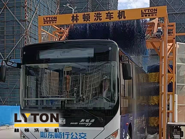 讓出行更美好！通州暢行公交配置lyton三刷大型通道式大巴洗車機