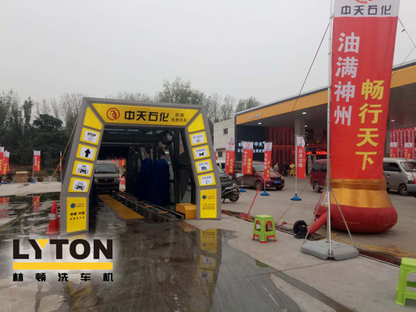 FX-11-7七刷隧道式連續洗車機整機航空鋁合金材質加工而成，優質洗車機制造工藝。外形美觀新穎、大方。