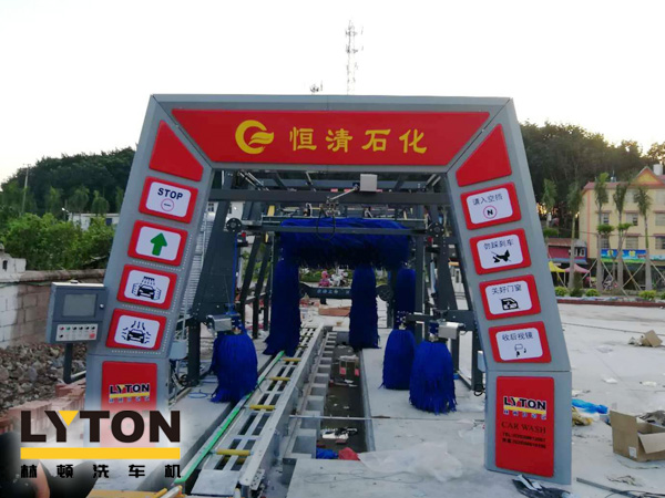 恒清石化引進FX-11系列電腦洗車機，洗車液和水蠟、自動仿行刷洗、自動仿行風干。