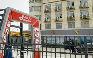 來自山城重慶汽車維修博速天遠選配Lyton FX-11隧道式電腦洗車機