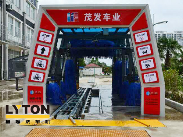 南京林頓電腦洗車機高壓沖洗、仿型超柔刷洗、自動計量噴灑洗車液、亮光蠟及強力仿型風干等自動洗車工藝操作。