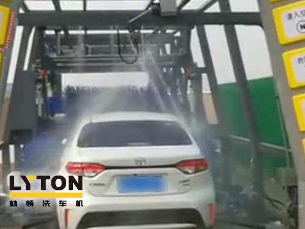 快速高效，洗車效率最高可達40—60輛/時，該系列洗車機是對要求洗車量比較大的汽車洗車場所之更佳選擇產品之一，如：加油站、汽車美容店、4S店......