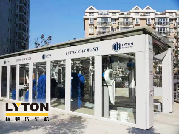 林頓fx80型隧道式電腦洗車機設備主要模塊包含高壓預洗系統、超柔側刷系統、泡沫清洗系統、亮光蠟系統、自動仿形風干系統、智能控制系統等。