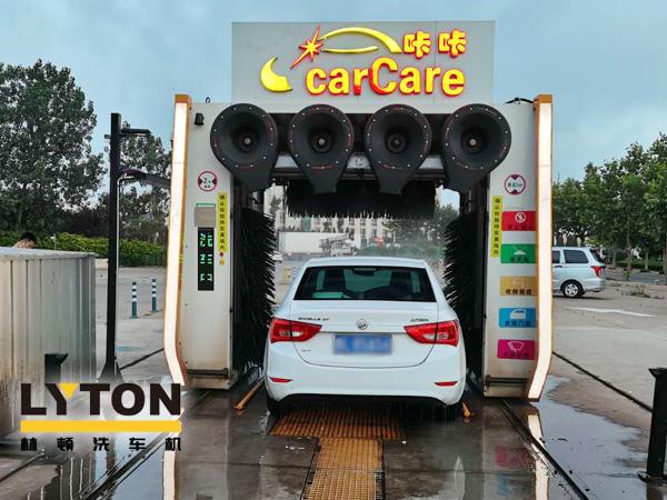 綜合性服務加油場站常態化！加油超30L免費洗車，山東日照中石油carCare咔咔配置龍門往復式電腦洗車機