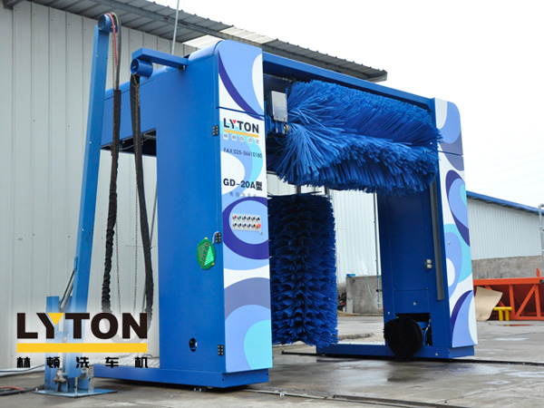 2019新款龍門往復式電腦洗車機整體熱浸鋅烤漆整機框架永不生銹。配泡棉軟刷、塑玻絲輪刷、低噪音固定式強力頂風機系統，設備經久耐用。