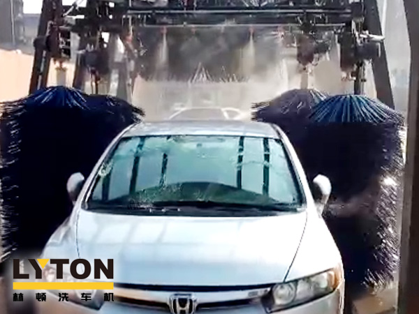 河南交通石化選購FX-11系列南京林頓電腦洗車機擺臂環繞式無阻礙側刷系統作業風采