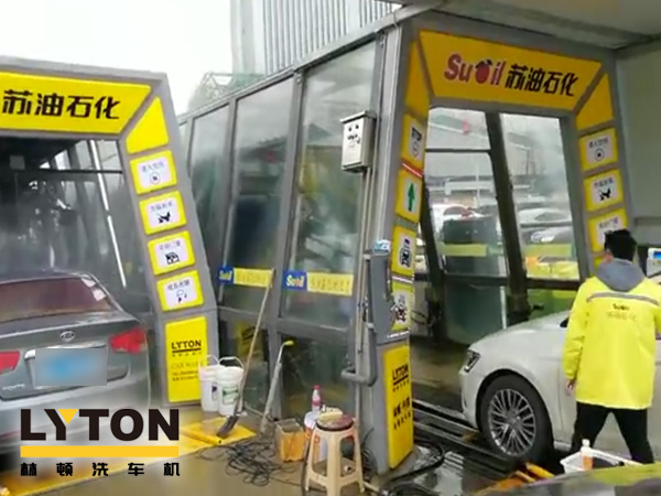 圖一：聲勢赫奕，應接不暇！貴陽蘇油石化雙子座FX-11隧道式電腦洗車機調試完成。