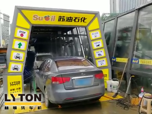 圖二：聲勢赫奕，應接不暇！貴陽蘇油石化雙子座FX-11隧道式電腦洗車機調試完成。