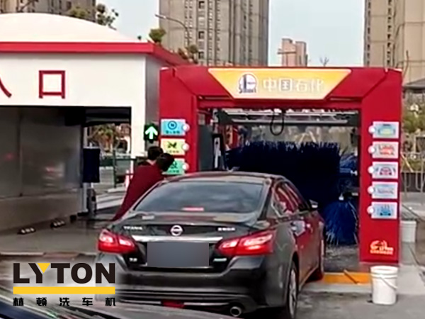 常州中石化FX-11-7雙風機7刷電腦洗車機設備交付使用，現場排起來了長龍。