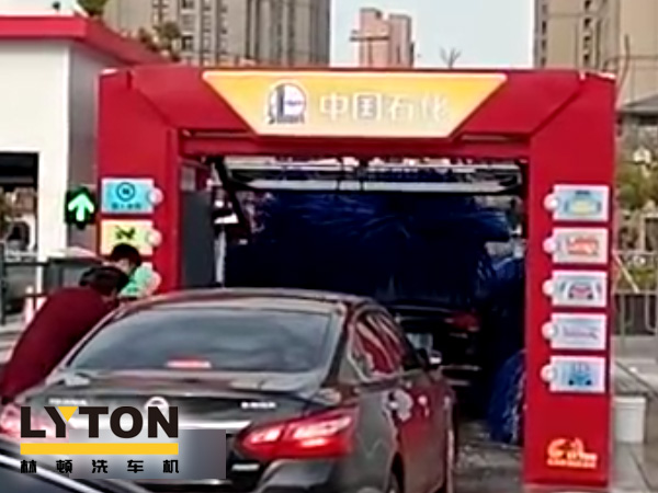 常州中石化FX-11-7雙風機7刷電腦洗車機設備交付使用，現場排起來了長龍。