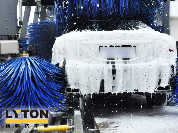 經電腦洗車機毛刷洗刷，使車身光亮如新在車身上形成一層光亮、不易揮發的高分子聚合保護膜，這種保護膜具有抗水、耐磨、防曬、防腐蝕的特點。