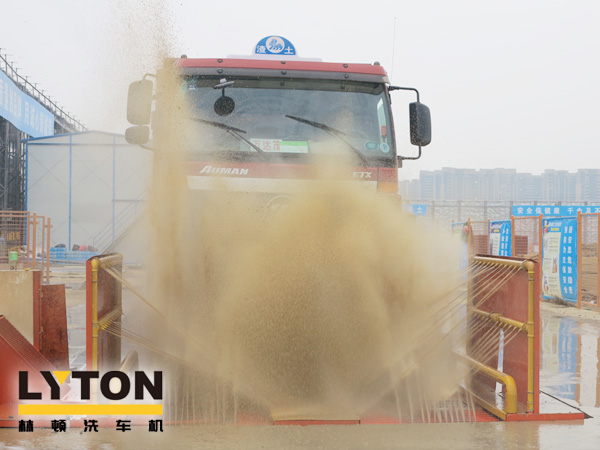 專為沖洗各類礦場運輸車輛輪胎、底盤及兩側。集水循環使用、結構輕、安裝便等諸多優點——林頓電腦洗車機系列格柵式洗輪機 