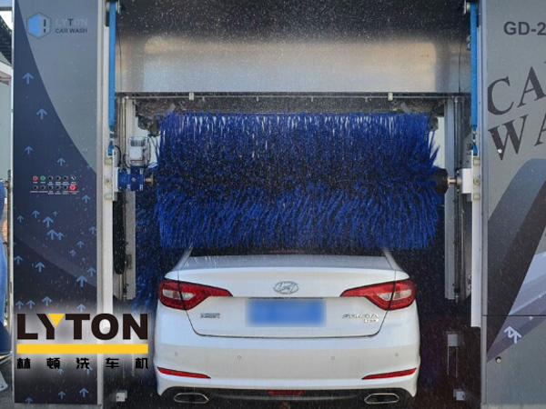 根據電腦洗車機工作方式的不同可分為隧道式電腦洗車機及往復式龍門洗車機，其核心本質區別在于洗車機、汽車誰在動。