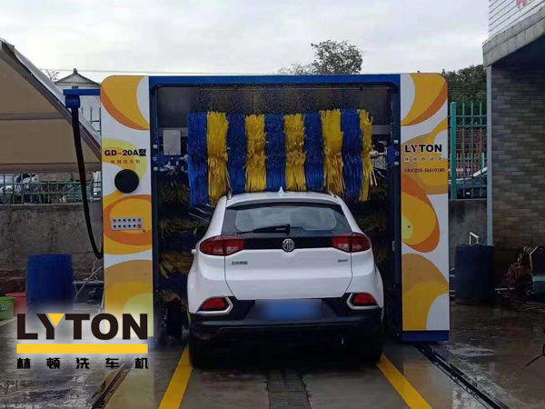 您的愛車也需要華麗與整潔的外表。那么接下來各位可要注意了，中魯石化加油站配置GD-20A型龍門往復式全自動電腦洗車機！加油也可免費洗車機啦！快來體驗免費的智能洗車服務吧。