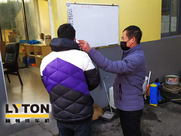 貫徹和宣傳《市公安局關于依法打擊疫情防控期間違法犯罪行為的通告》、《來寧返寧人員公告》推動企業防疫工作和復工復產兩手抓！