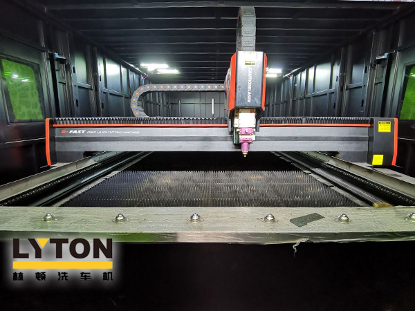 林頓電腦洗車機秉持匠心制造的標準,致力為客戶提供高品質的專業洗車設備。引進FIBER LASER CUTTING MACHINE大型光纖激光切割機實現加工產品精度更高,切割口更光滑,速度更快,效率更高!進一步保證洗車設備的加工品質！