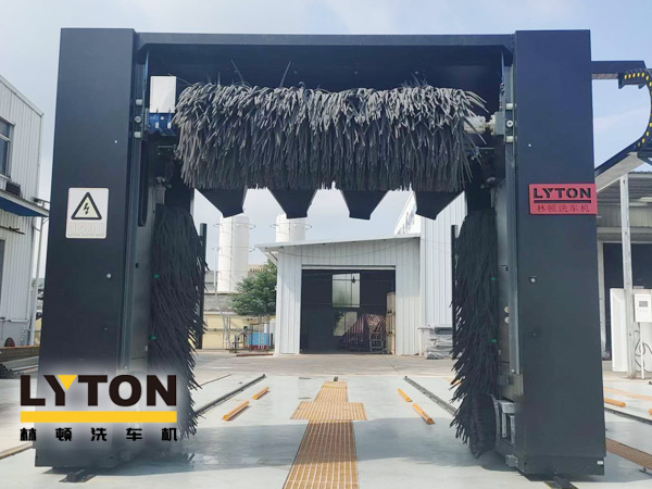 全身黑化,力量感十足！配泡棉軟刷、塑玻絲輪刷、低噪音固定式強力頂風機系統，設備經久耐用——林頓五刷龍門往復式電腦洗車機