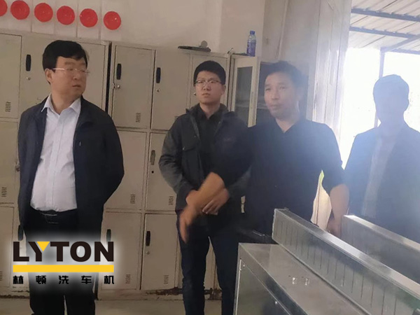 崔總向領導們講解了整個林頓電腦洗車機生產流程及工藝制作，對于電腦洗車機整個裝配過程考察團給予了極大的贊許。