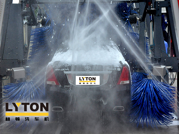 沉穩的“工作態度”、出眾的“潔凈效率”！林頓FX11全自動洗車機為廣大車主提供服務，享受至簡洗車新體驗
