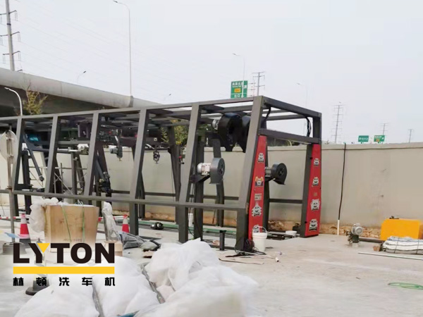 融南匯北 水韻淮安！淮安某單位選購林頓FX11系列隧道式全自動洗車機，現設備主體框架已安裝完畢