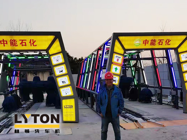 疫情時期，為減少人員接觸，加油站“無接觸”智能全自動洗車機服務受車主青咪