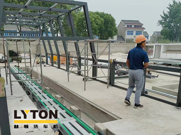 戰高溫、不服“暑”！六合某加油站選配林頓FX11系列全自動洗車機！設備安裝中...