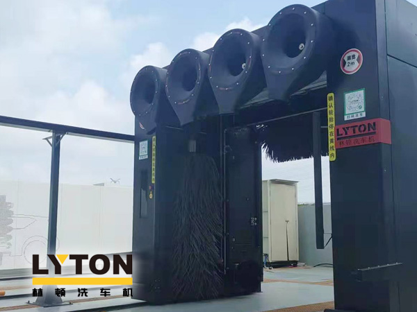 林頓龍門往復式全自動洗車機全過程自動控制運行！快捷可靠性好！設備外觀美觀大方！