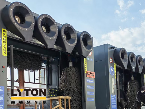 林頓龍門往復式全自動洗車機全過程自動控制運行！快捷可靠性好！設備外觀美觀大方！