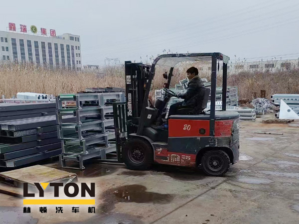 眾多加油站及公司自動洗車設備的供應商！品質肯定！林頓全自動洗車機發貨現場