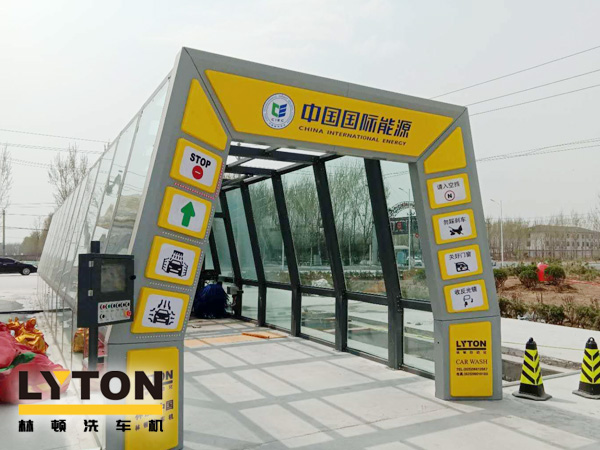 隧道式全自動洗車機——高效、快速、節水的洗車設備，適用于多種車型的清洗。