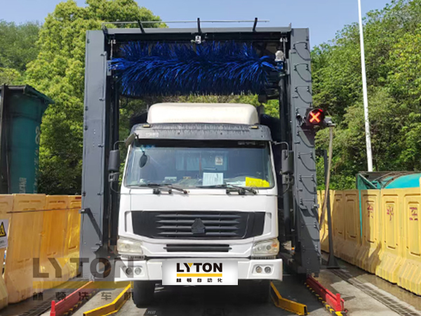 林頓龍門往復式巴士洗車機、移動大巴洗車機！廣泛應用于全國各大城市公交系統