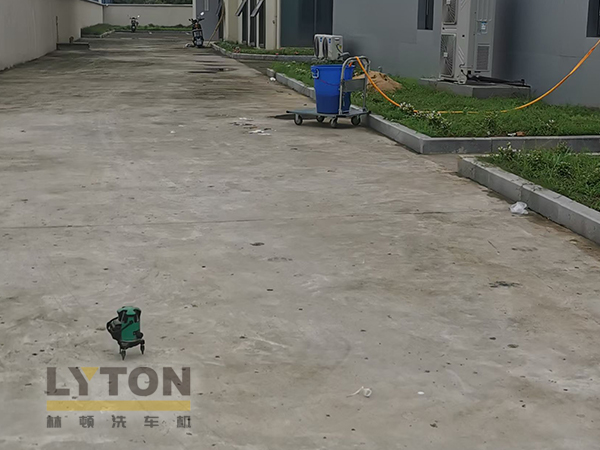 某客戶成功引入林頓全自動洗車機，并于現場完成設備與地基的精準對接溝通