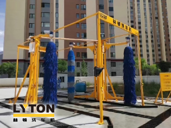 大型通道式巴士洗車機，廣泛應用于城市公交系統。全自動洗車機設備選林頓，專注清洗，誠信服務每一個客戶！