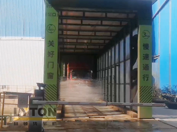 南京林頓ZX-400型自行式洗車機作業視頻，廣泛應用于園林環保、城市管理及固體垃圾填埋場、煤礦、有色金屬礦場等場所